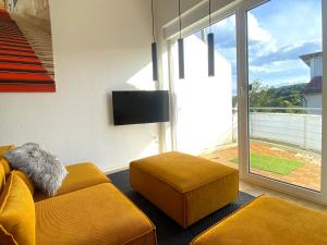 een woonkamer met een bank en een tv bij Karls Apartment B14 in Gera