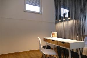 een bureau met een stoel naast een douche bij Karls Apartment B14 in Gera +20 foto's