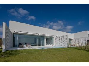 une maison blanche avec une piscine dans une cour dans l'établissement ilove385 - Vacation STAY 16960, à Kuninaka