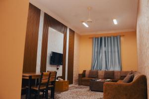 TV a/nebo společenská místnost v ubytování Jawharet Al Kheir Furnished Apartments
