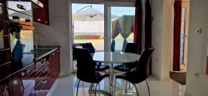 Kuchyňa alebo kuchynka v ubytovaní Luxury apartment Maestral - private pool