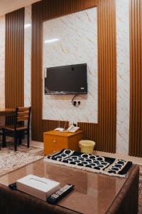TV a/nebo společenská místnost v ubytování Jawharet Al Kheir Furnished Apartments