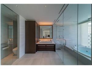 ein Badezimmer mit Badewanne, Waschbecken und Spiegel in der Unterkunft ilove385 - Vacation STAY 16959 in Kuninaka