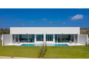 ein Haus mit einem Swimmingpool davor in der Unterkunft ilove385 - Vacation STAY 16959 in Kuninaka