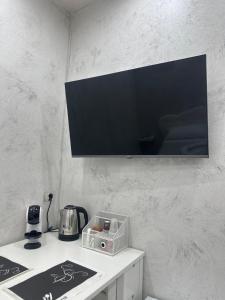 una TV a schermo piatto su una parete sopra una stufa di principessa la vigna a Catania