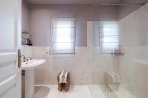 ein Badezimmer mit Waschbecken, Badewanne und Toilette in der Unterkunft Mas provencal luxueux vue mer in Mougins + 12 Fotos