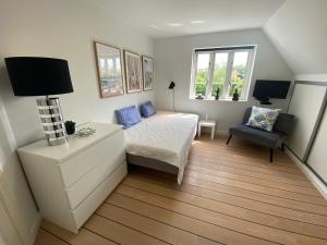 una piccola camera con letto e sedia di Private Rooms - Køge a Køge