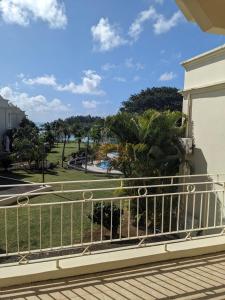 GoodlandsにあるQBM Bungalowの公園の景色を望むバルコニー