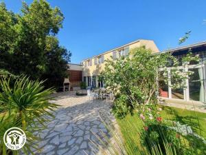 En have udenfor Gite L'Eglantier avec piscine chauffée