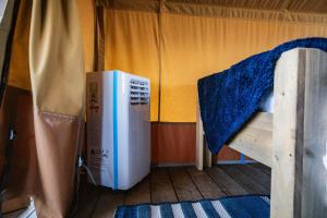 Postel nebo postele na pokoji v ubytování Roaring River Luxury Adventure Tent #13