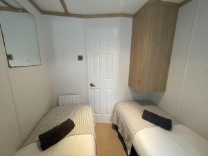 Postel nebo postele na pokoji v ubytování Letham Feus Caravan Park leven Fife Scotland