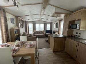 Kuchyň nebo kuchyňský kout v ubytování Letham Feus Caravan Park leven Fife Scotland