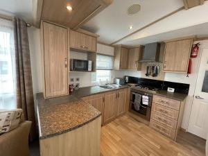 Kuchyň nebo kuchyňský kout v ubytování Letham Feus Caravan Park leven Fife Scotland