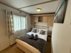 Postel nebo postele na pokoji v ubytování Letham Feus Caravan Park leven Fife Scotland