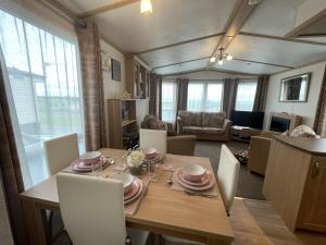 TV a/nebo společenská místnost v ubytování Letham Feus Caravan Park leven Fife Scotland