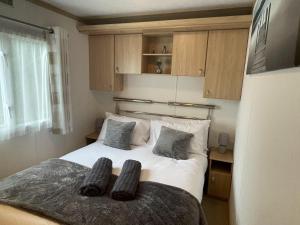 Postel nebo postele na pokoji v ubytování Letham Feus Caravan Park leven Fife Scotland