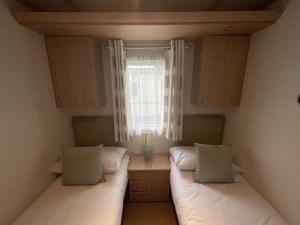 Postel nebo postele na pokoji v ubytování Letham Feus Caravan Park leven Fife Scotland