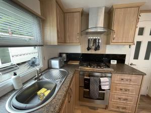 Kuchyň nebo kuchyňský kout v ubytování Letham Feus Caravan Park leven Fife Scotland