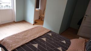 Postel nebo postele na pokoji v ubytování Maison partagée cle rouge
