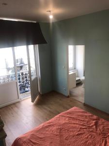 Postel nebo postele na pokoji v ubytování Maison partagée cle rouge