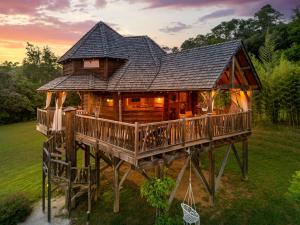 una gran casa de madera con techo negro en Domaine de Campagnac - Spa & Sauna, en Carsac-Aillac 126 fotos más