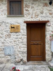 a building with a door and a sign on it at Vicolo Antico in Vico nel Lazio
