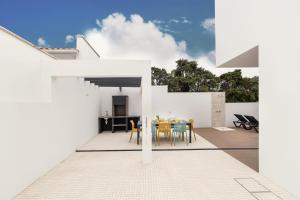 a view of the kitchen and dining area of a white house at Casa Branca in Óbidos +23 photos