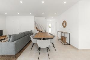 a living room with a couch and a table at Casa Branca in Óbidos