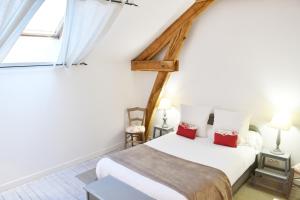 En eller flere senge i et værelse på Gîte avec piscine et jardin Le Cosy - Les Bergeronnettes Bergerac + 17 billeder