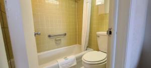 Ein Badezimmer in der Unterkunft Mariner Inn And Suites