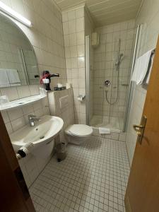 Koupelna v ubytování Hotel Gülser Weinstube