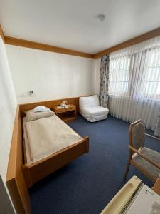 Postel nebo postele na pokoji v ubytování Hotel Gülser Weinstube