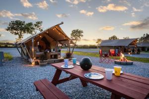 Φυσικό τοπίο κοντά σε οργανωμένο κάμπινγκ