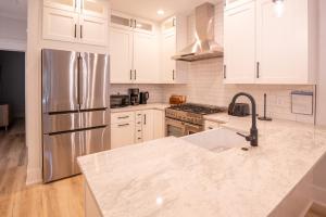 Afbeelding uit fotogalerij van New Luxury Duplex, Short walk to Beach-Blue Pearl in Carolina Beach