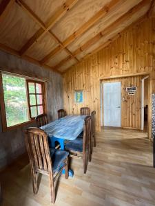 カストロにあるLos Robles de Quilquicoのテーブルと椅子のあるダイニングルーム