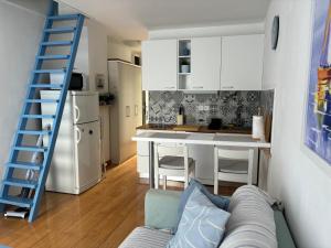 a living room with a couch and a kitchen at Ito in Miholašćica