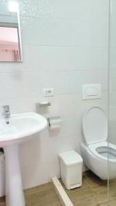 Koupelna v ubytování Hotel Ceka + 30 fotografií