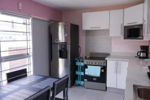 Una cocina o zona de cocina en Casa Pandora Hostel Women Only
