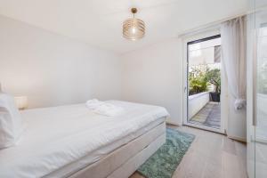 Postel nebo postele na pokoji v ubytování Modern 1 Bedroom in Montreux Center by GuestLee