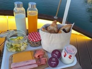 拉利内阿-德拉康塞普西翁Boat Haus - Casas Flotantes frente a Gibraltar的一张桌子,上面放着一篮子的食物,面包和饮料 更多37张照片