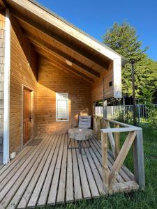 カストロにあるLos Robles de Quilquicoの木製デッキ(ベンチ付)