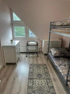 Un dormitorio con una litera y un escritorio. en Spokojne w samym centrum, en Wroclaw