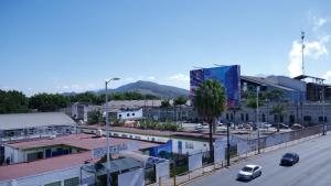 a city street with cars driving down a road at Hotel Insurgentes Express in Tepic