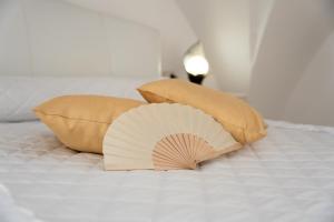 a fan sitting on top of a bed at B&B Antica Stella in Ugento