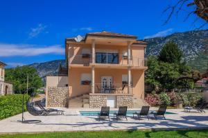 una villa con piscina y una casa en Apartments Margita 2, en Tribalj