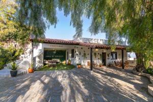 an exterior view of a house with a patio at VV Finca El Toscalito in Arona