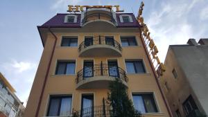 Un edificio amarillo con balcones a los lados. en Hotel Cantemir, en Bucarest