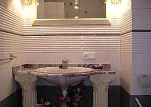 a bathroom with a sink and a mirror at Apartamento en la playa in Alcossebre