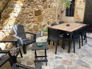a wooden table and chairs on a patio at Maison 2 chambres avec cour intérieure in Alet-les-Bains