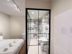 um quarto com uma cabina de duche em vidro e um lavatório em Serene Stay em Vlorë mais 37 fotografias
